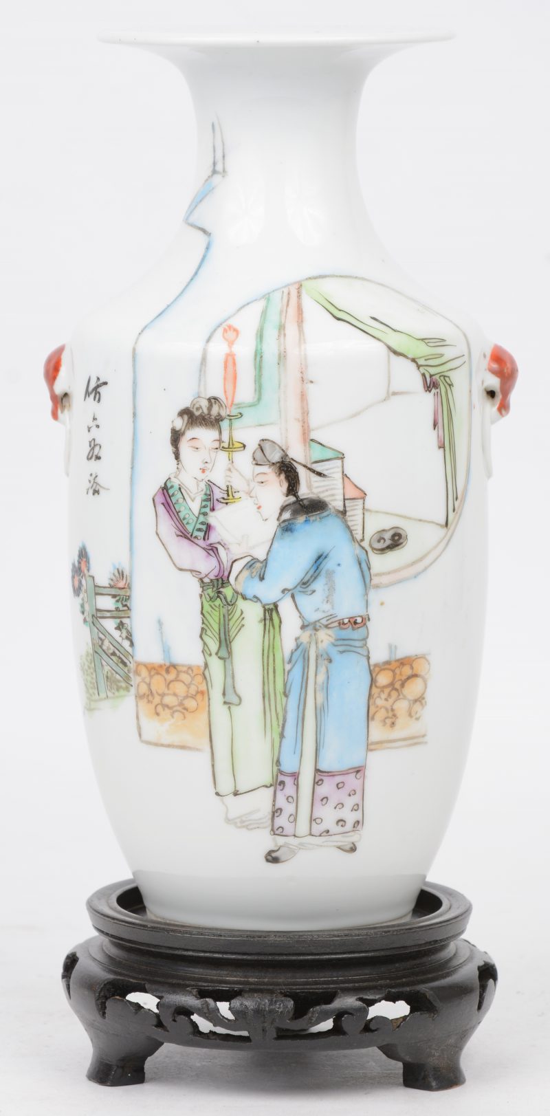 Een Chinees vaasje met een meerkleurig decor van personages. Onderaan gemerkt en op houten sokkel.