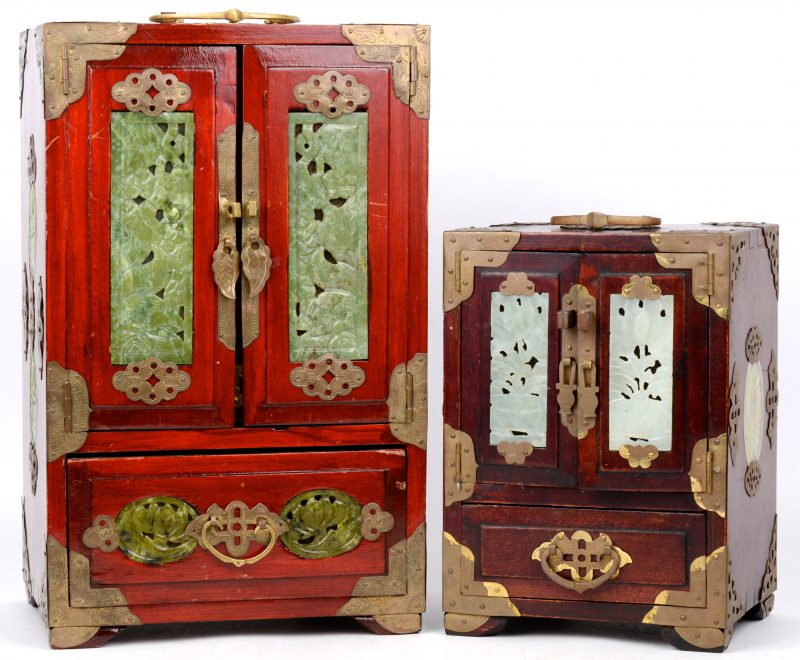 Twee Chinese juwelenkastjes, versierd met messingen beslag en gesculpteerde en opengewerkte plaquettes van groen jade.