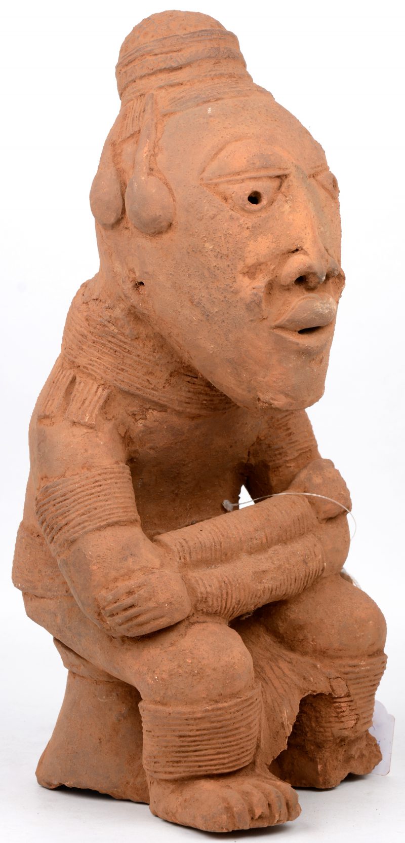 Een Afrikaans voorouderbeeld van terracotta. Yoruba, Nigeria.