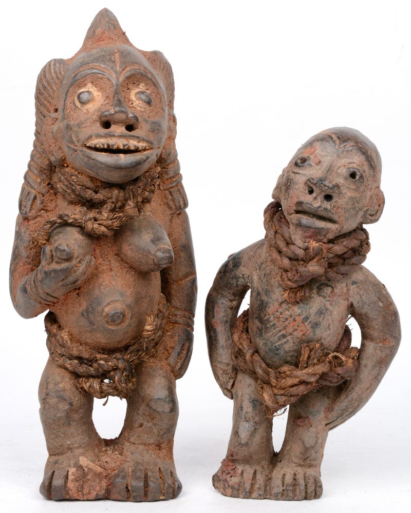 Twee Afrikaanse figuurtjes van terracotta. Yoruba, Nigeria.