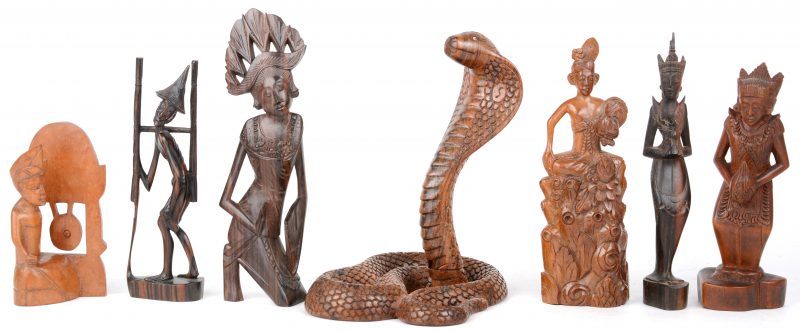 Een lot van zes personages en een cobra van gebeeldhouwd tropisch hout. Aziatisch werk.