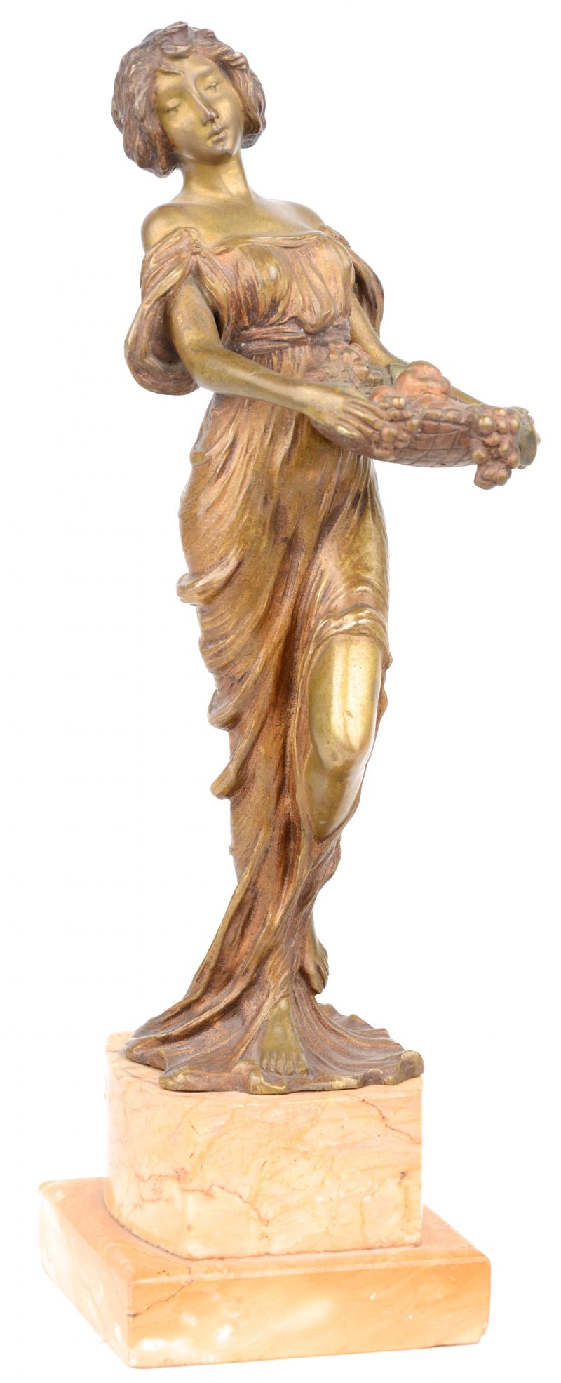 “Vrouw met fruitmand”. Een bronzen beeldje op marmeren voetstuk.