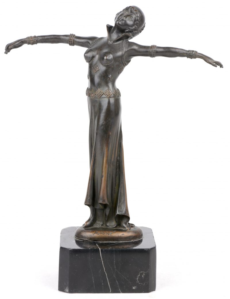 “Danseres”. Een bronzen beeldje op zwart marmeren sokkel naar een werk van Masier.