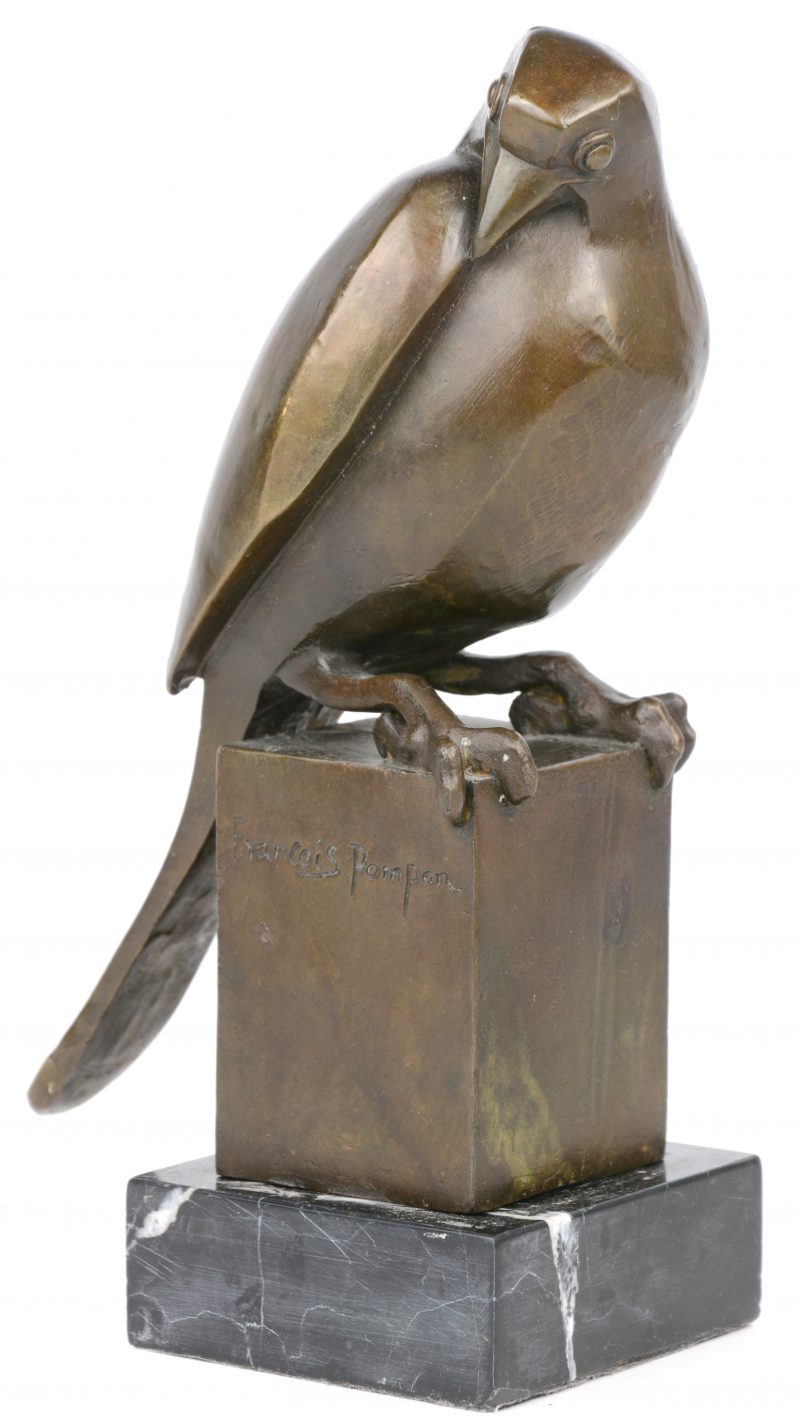 “Vogel”. Een bronzen beeld op zwart marmeren voetstuk naar een werk van François Pompon.