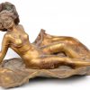 Een mechanisch bronsje in de vorm van een liggende vrouw met wegklapbare gewaden.