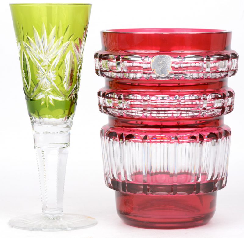 Een vaas van geslepen rood en kleurloos kristal en een vaas op voet van kleurloos en groen kristal. Beide gemerkt.