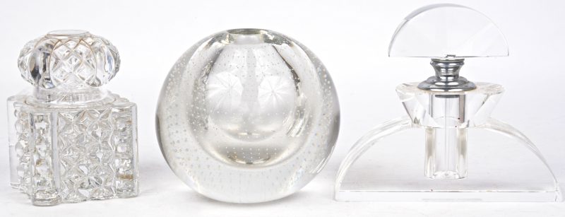 Een lot kristallen voorwerpen, bestaande uit een inktpot, een bolle vaas en een art deco parfumfles.