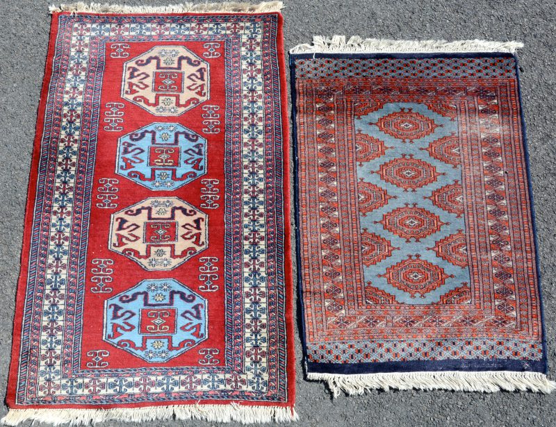 Een paar handgeknoopte Perzische karpetjes van wol.