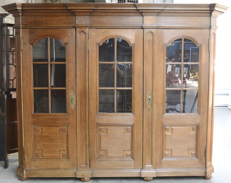 Een eikenhouten vitrinekast met drie deuren. XIXe eeuw.
