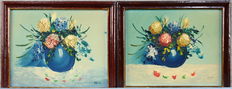 “Bloemenstillevens”. Twee schilderijtjes, olieverf op paneel. Gesigneerd ‘Slebe’.