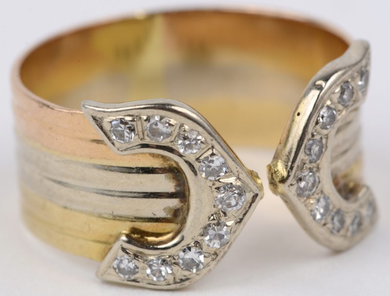 Een 18 karaats driekleurige gouden pinkring bezet met diamanten met een gezamenlijk gewicht van ± 0,16 ct.
