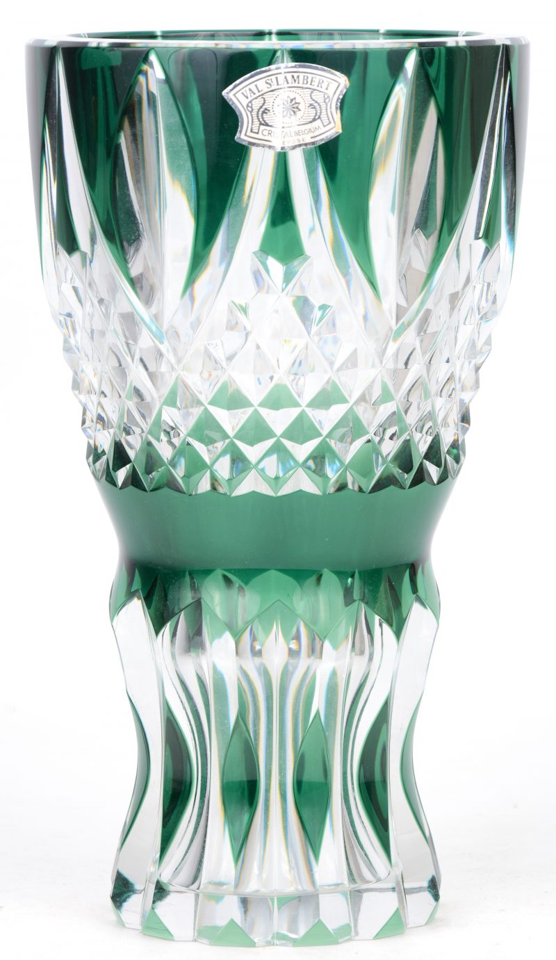 Een vaas van geslepen kristal, kleurloos en groen gekleurd in de massa. Gemerkt onderaan en met sticker.