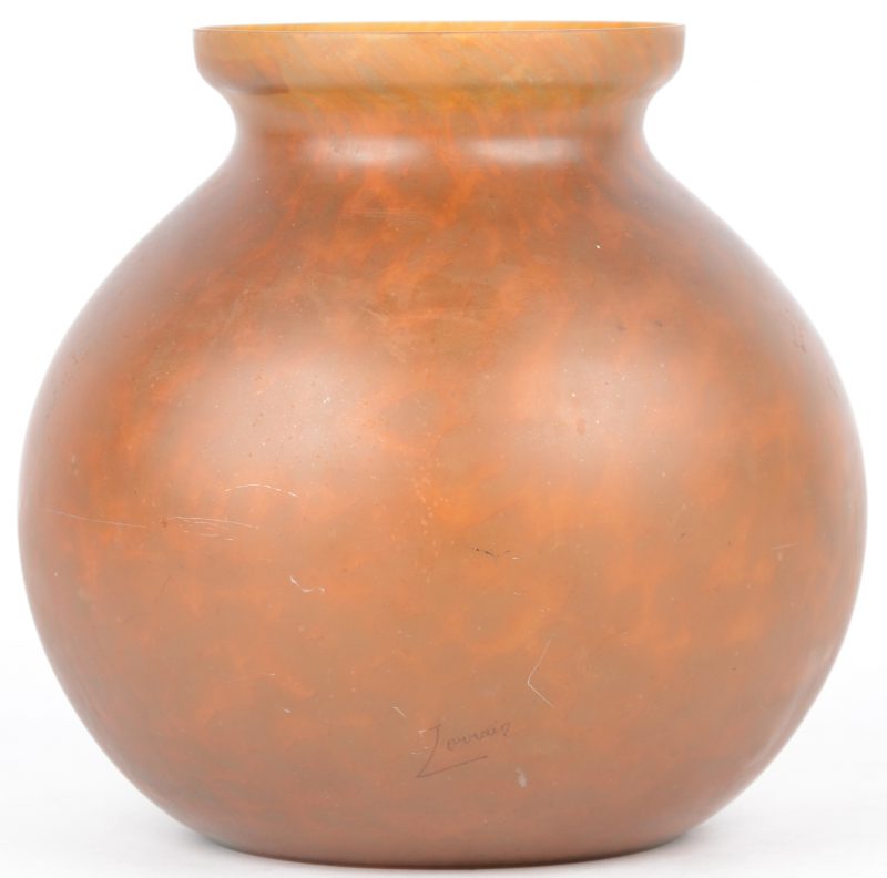Een bolle vaas van amberkleurig glas. Omstreeks 1900. Gemerkt ‘Lovrain’.