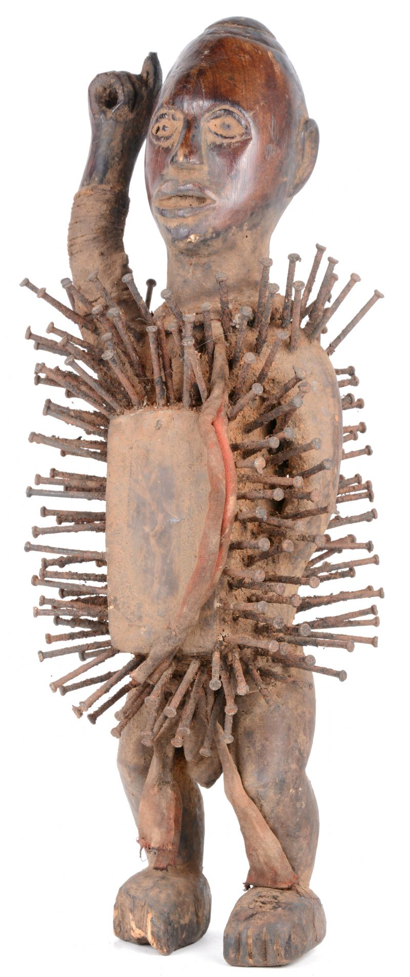 Een Afrikaans houten fetisjbeeld met nagels