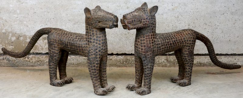 Een paar bronzen luipaarden. Afrikaans werk. Benin, Nigeria.