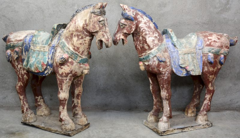 Twee paarden van gepolychromeerd hout. Chinees werk.