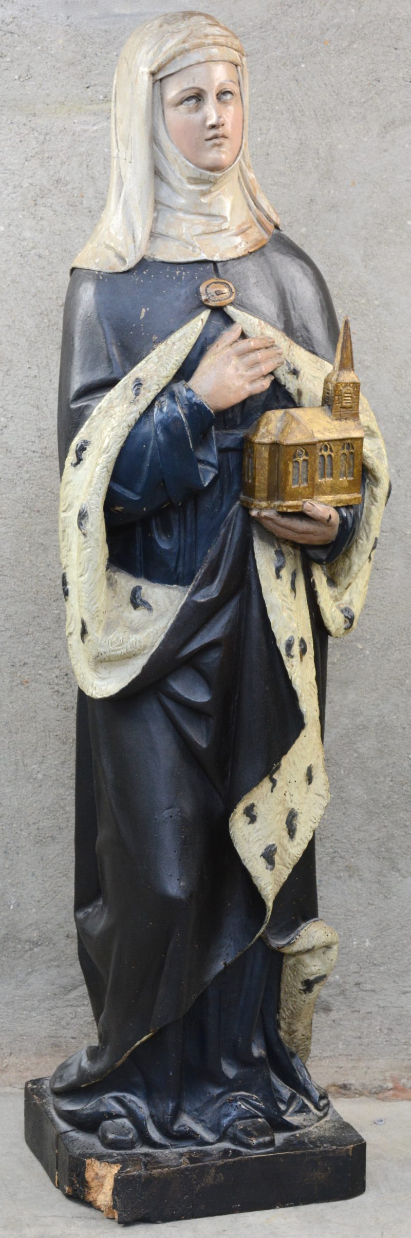 “St. Helena”. Een Heiligenbeeld van gepolychromeerd hout.