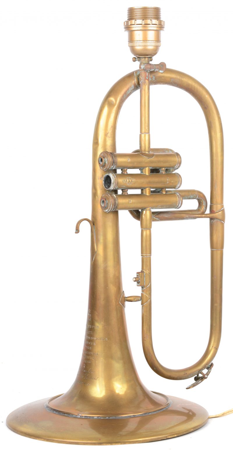 Een oude messingen trompet van Deprins. Gemonteerd als lampvoet.