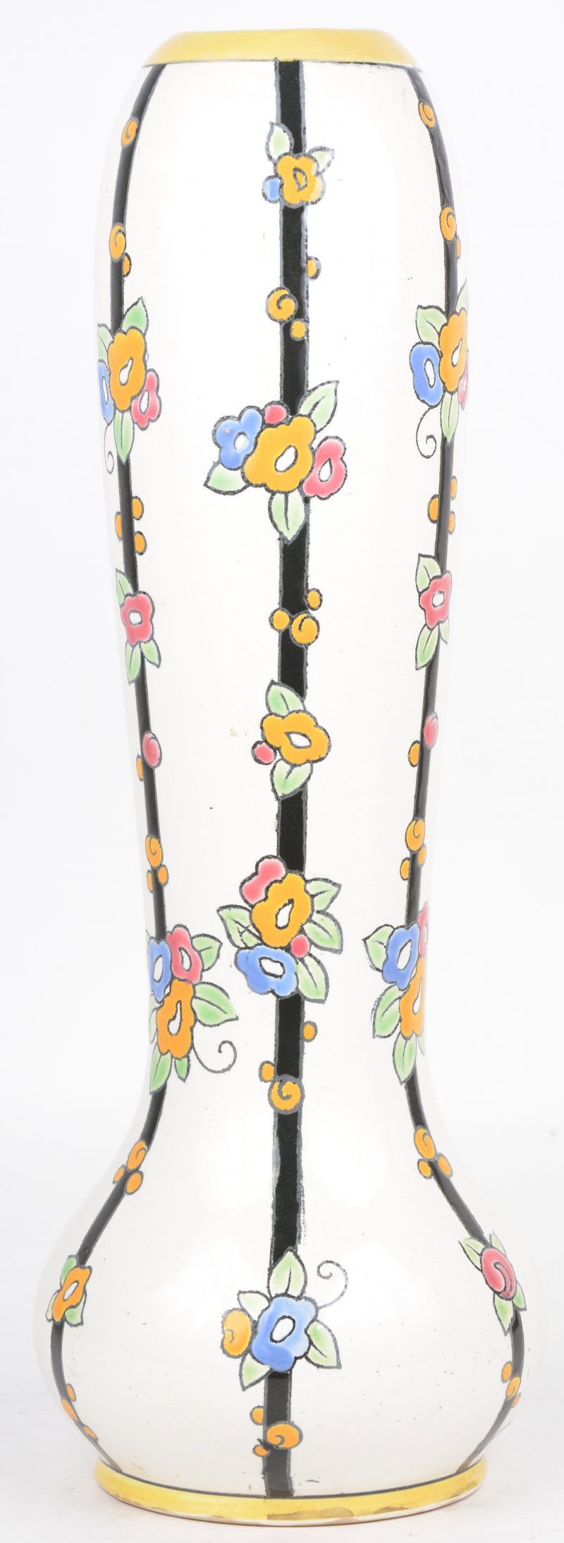 Een langerekte art deco vaas van meerkleurig aardewerk, versierd met een bloemendecor. Vorm N725.