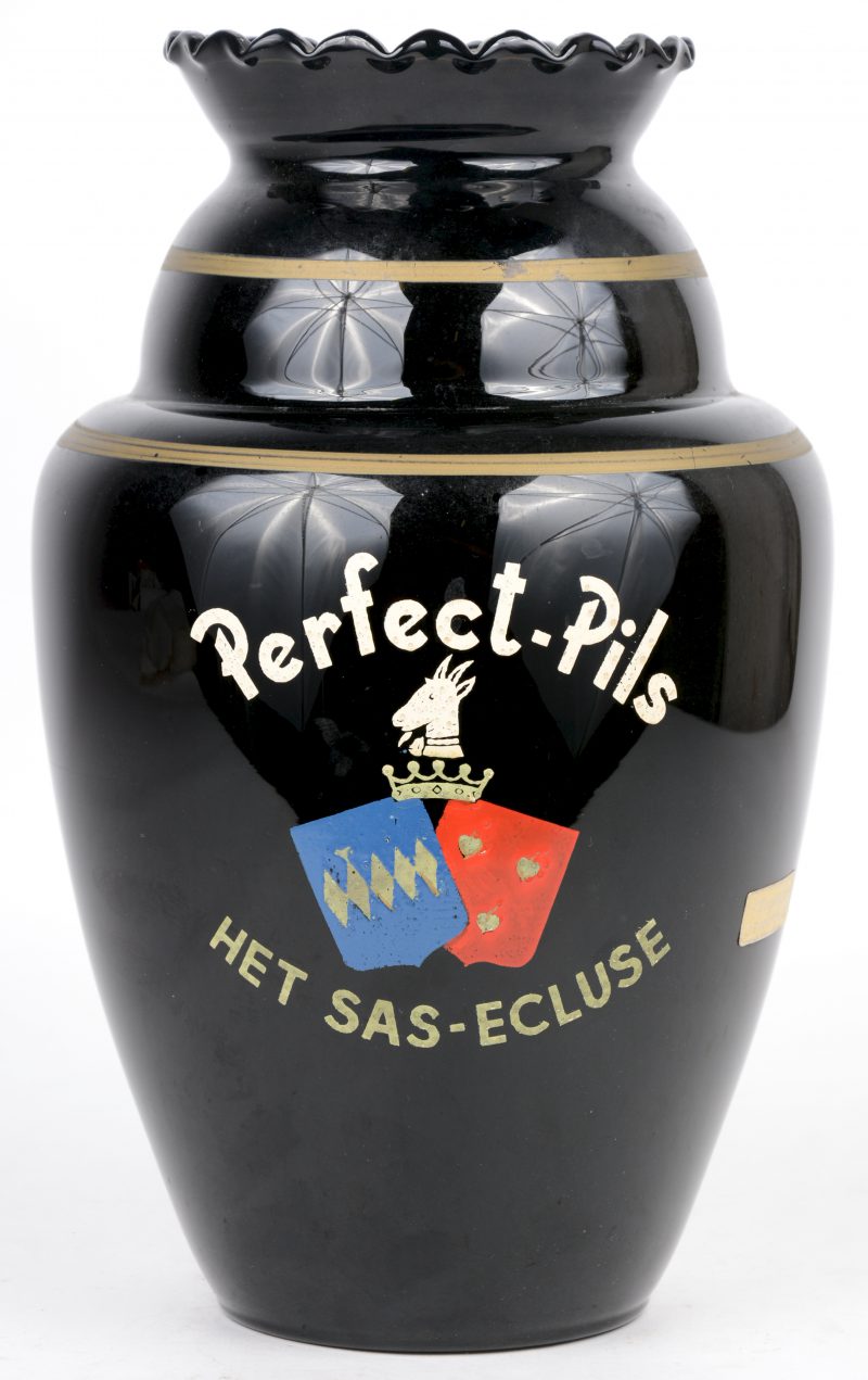 Een vaas van zwart glas met reclame voor ‘Perfect pils’ van brouwerij Het Sas in Ecluse.