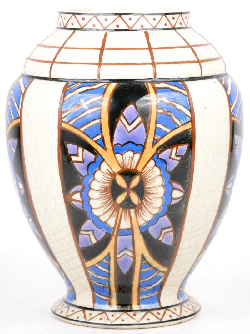 Een art deco vaas van meerkleurig aardewerk met een decor van gestileerde bloemen.