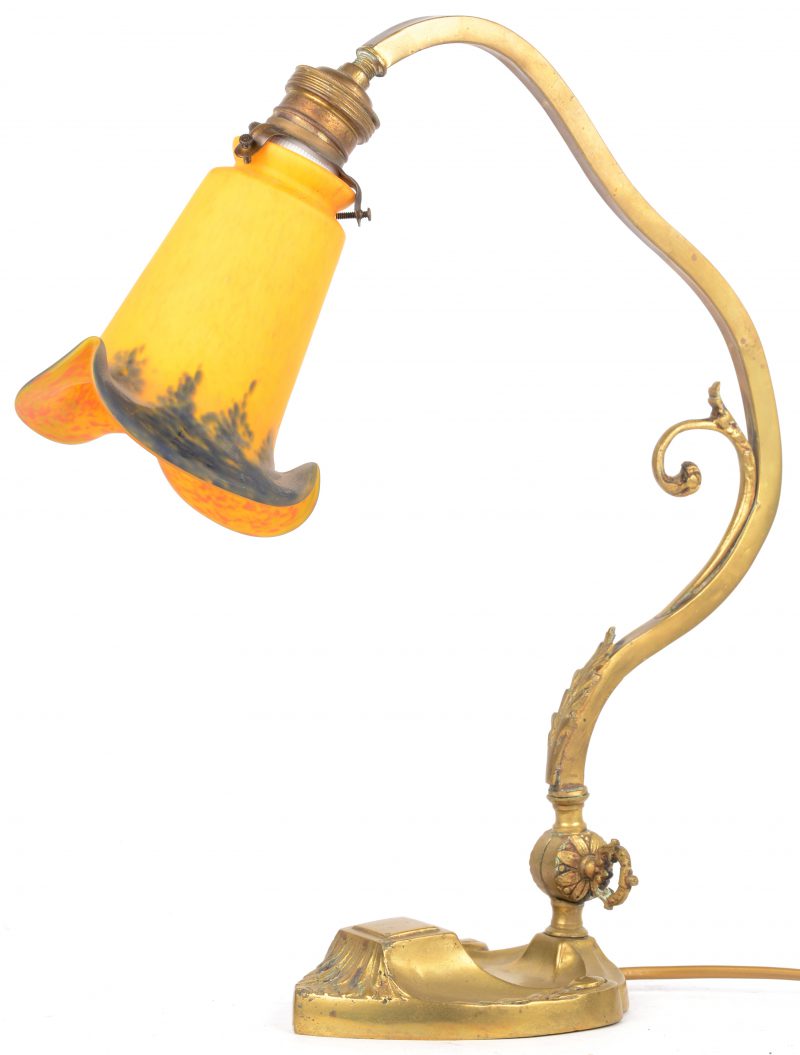 Een messingen bureaulamp met een glazen kap. Omstreeks 1900. Gemerkt ‘Blanchaud’(?). Bedrading vernieuwd.