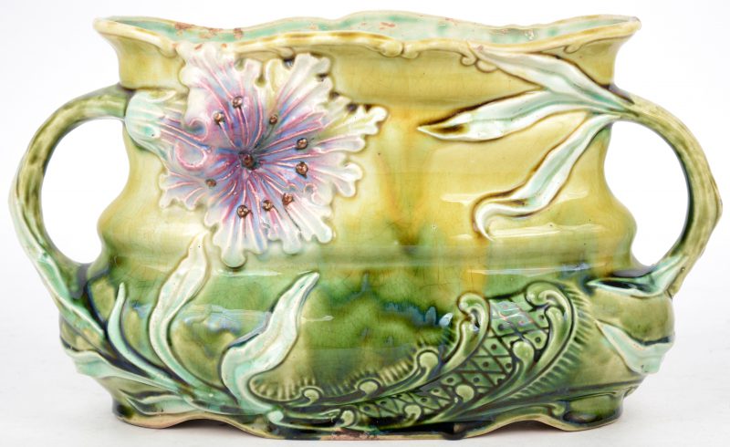 Een art nouveau sierjardiniëre van meerkleurig aardewerk met een bloemendecor.