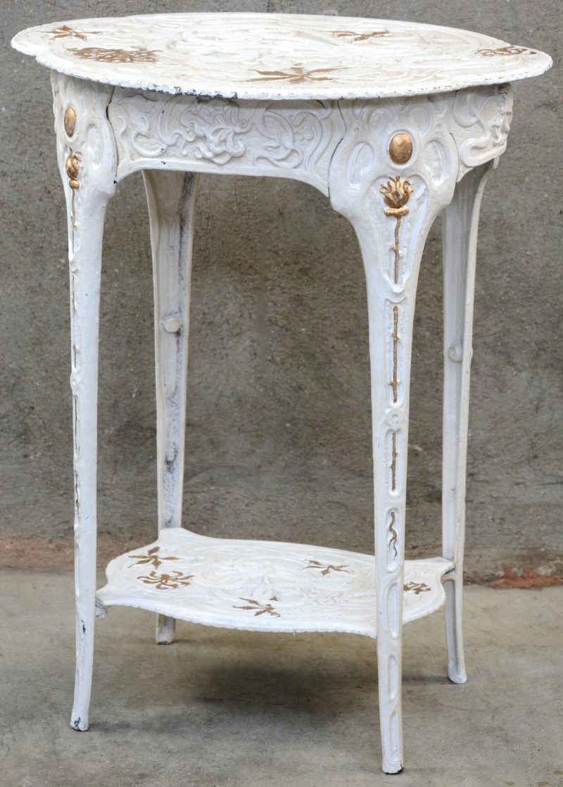 Een wit metalen Jugendstill tafeltje met accenten in goudverf.