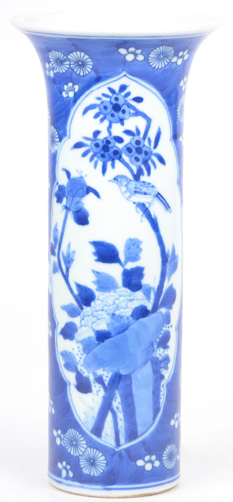 Een Chinese porseleinen vaas met blauw wit decoratie.