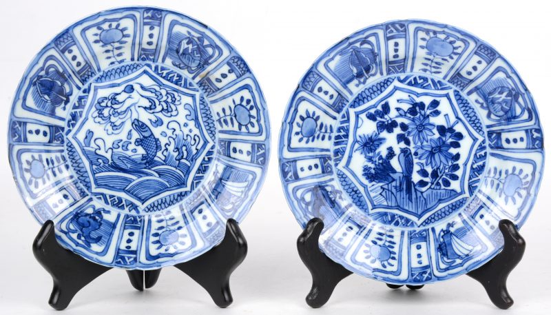 Een paar Chinese porseleinen schotels met blauw wit decoraties.