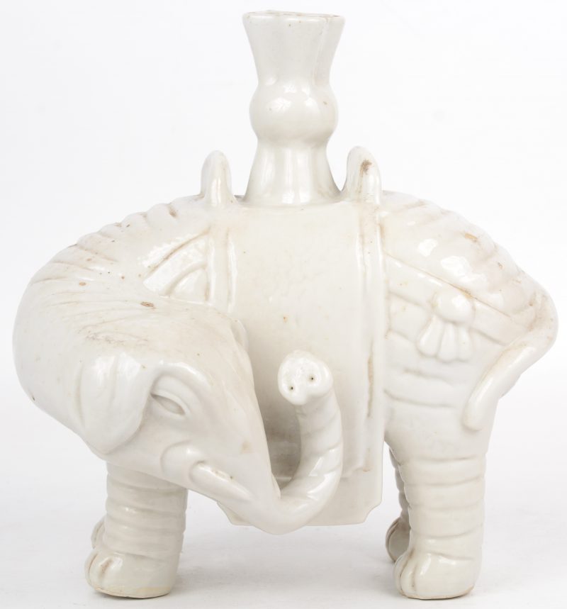 Een olifant in wit porselein. Chinees werk.