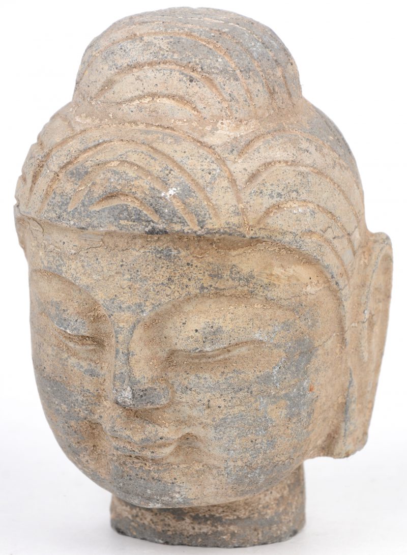 Een Boedha-hoofd uit steen.