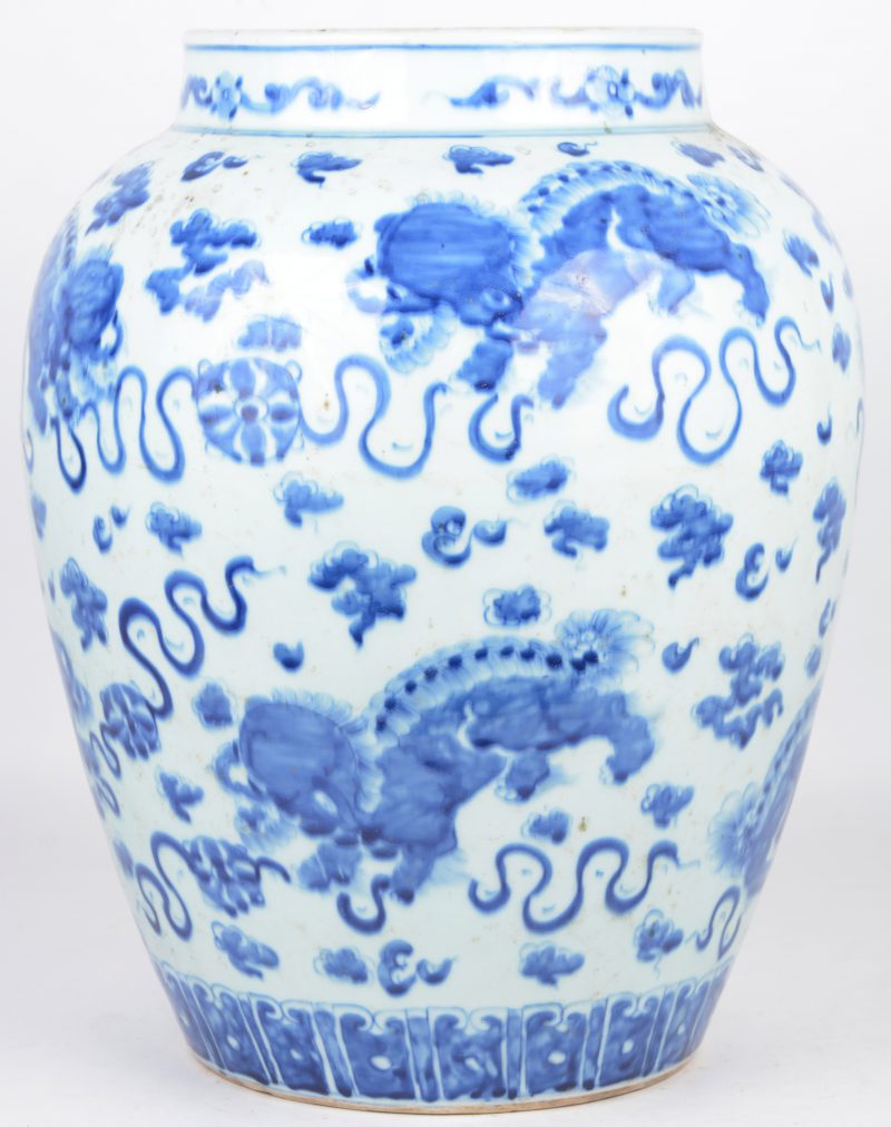 Een blauwe pot in Chinees porselein met een decoratie van foo honden.