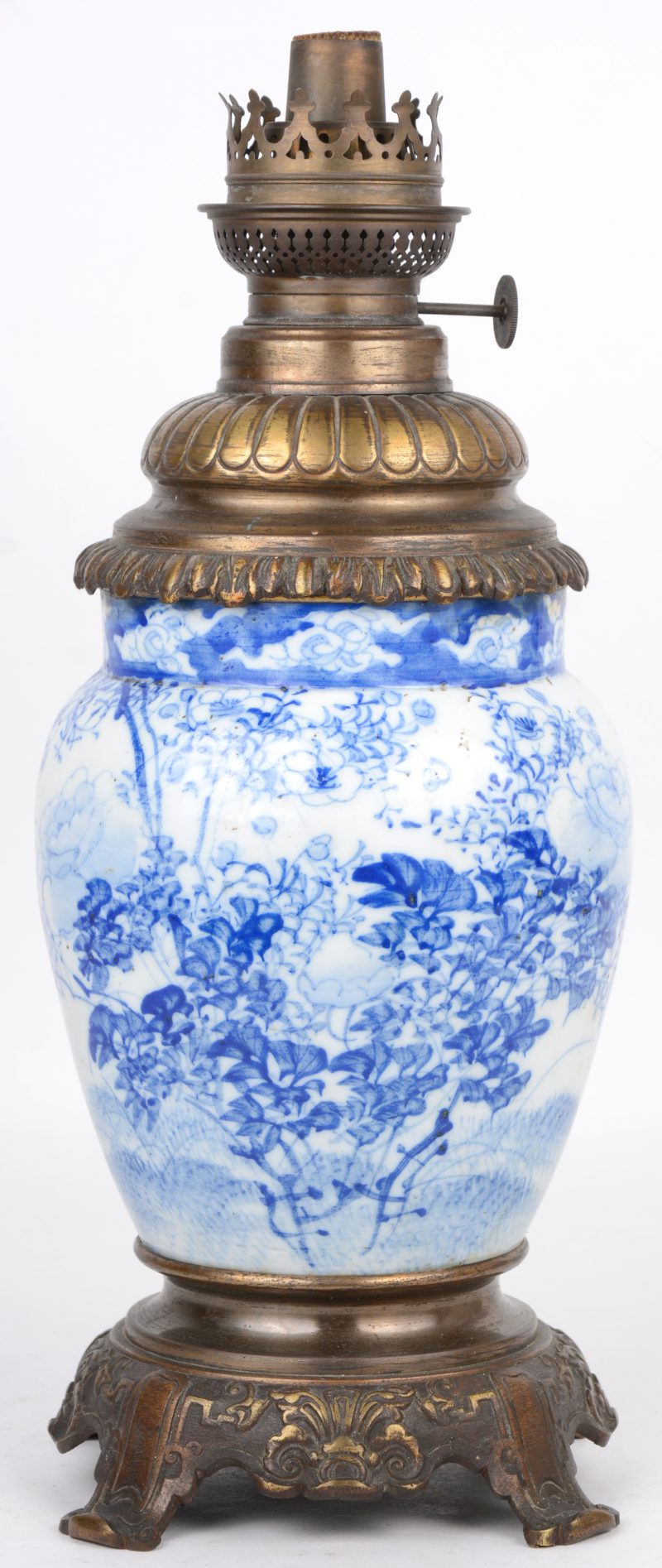 Een vaas van blauw en wit Chinees porselein gemonteerd als olielamp.