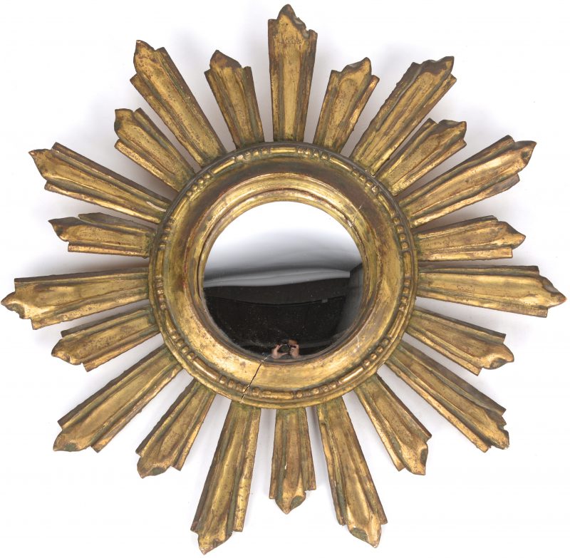 Een vergulde houten ronde spiegel met houten zonnestralen.