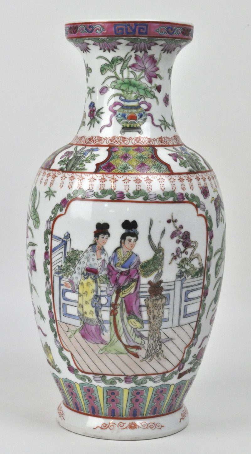 Een Chinese balustervaas van meerkleurig porselein met figuren in het decor. XXste eeuw.