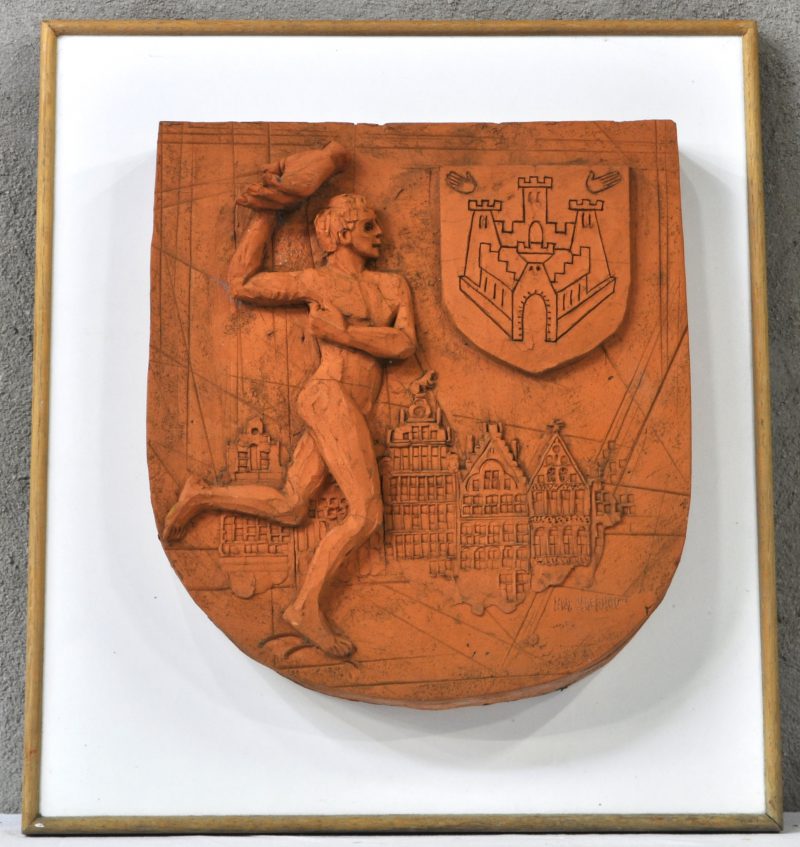 Een plaquette van terracotta met een afbeelding van Brabo en het wapenschild van Antwerpen. Gesigneerd. Hand gerestaureerd.