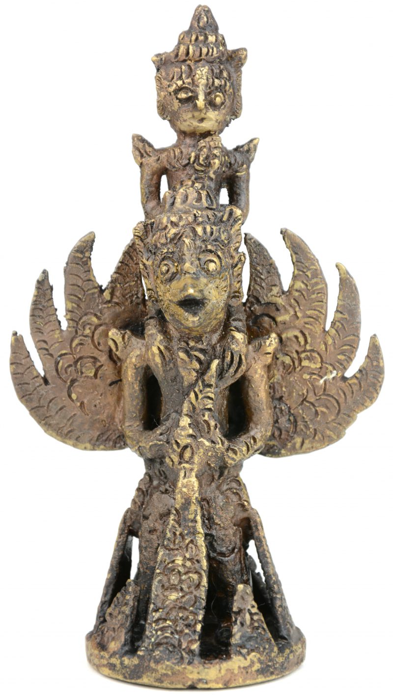 Een voorstelling van Garuda van donkergepatineerd brons.