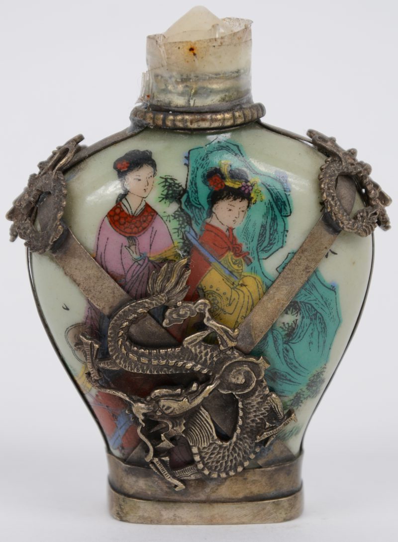 Een Chinese églomisé snuff bottle versierd met geschilderde dames en aan de buitenkant met draak en pauw. Onderaan gemerkt.