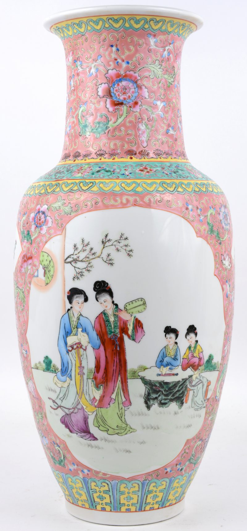Een balustervaas van Chinees porselein met een famille rose decor met personages. Onderaan gemerkt.