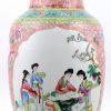 Een balustervaas van Chinees porselein met een famille rose decor met personages. Onderaan gemerkt.