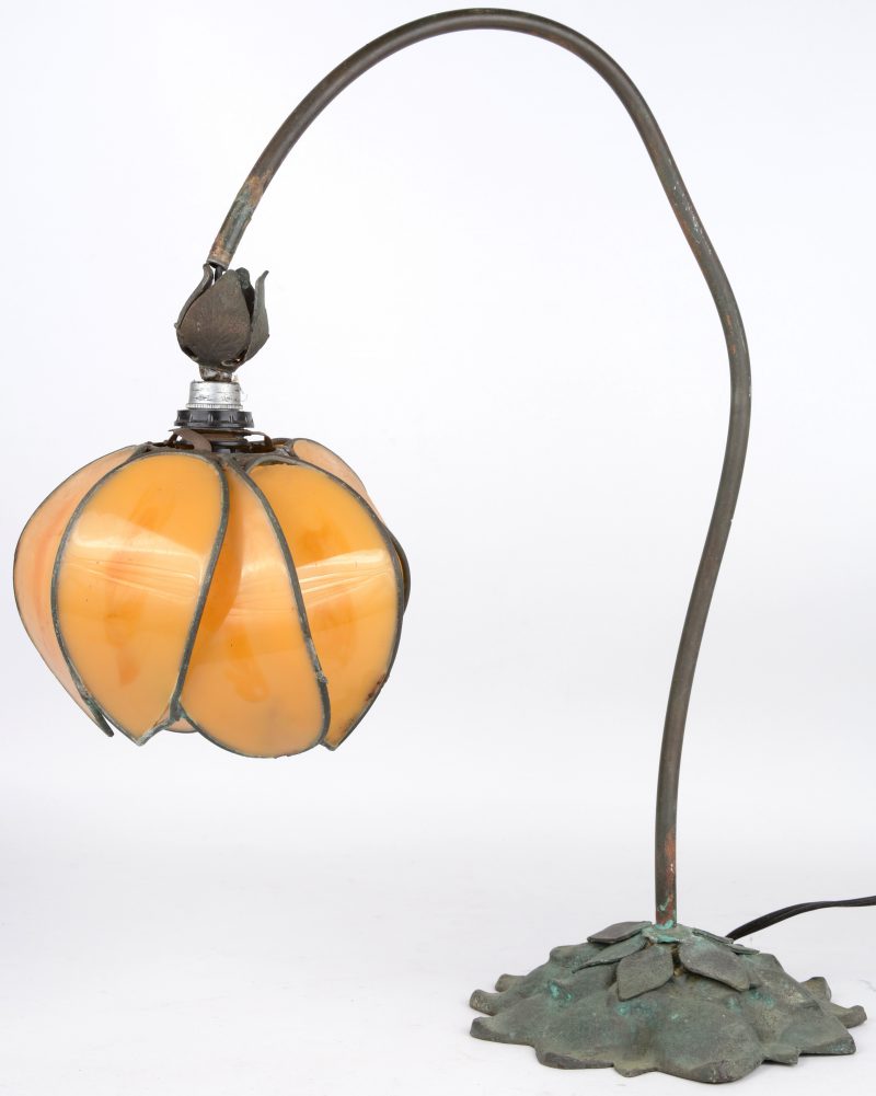 Een bronzen lampenvoet met een bloemenvormige kap. Beschadigd.