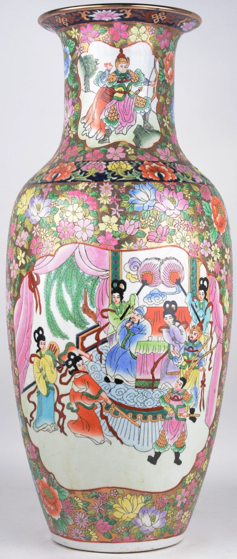Een Chinese balustervaas van meerkleurig porselein met een meerkleurig en verguld decor van personages en bloemen.
