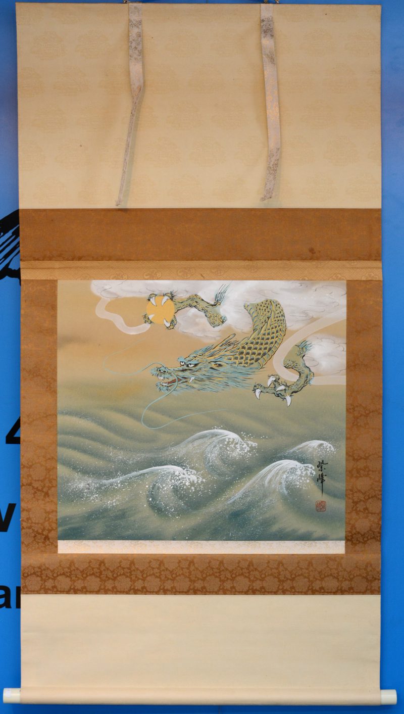Een Chinese scroll, gouache op zijde, met een afbeelding van een draak. Gesigneerd.