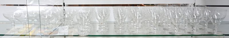 Een glazenservies van kleurloos kristal, bestaande uit tien champagnecoupes, tien wittewijnglazen, tien rodewijnglazen en twaalf waterglazen.