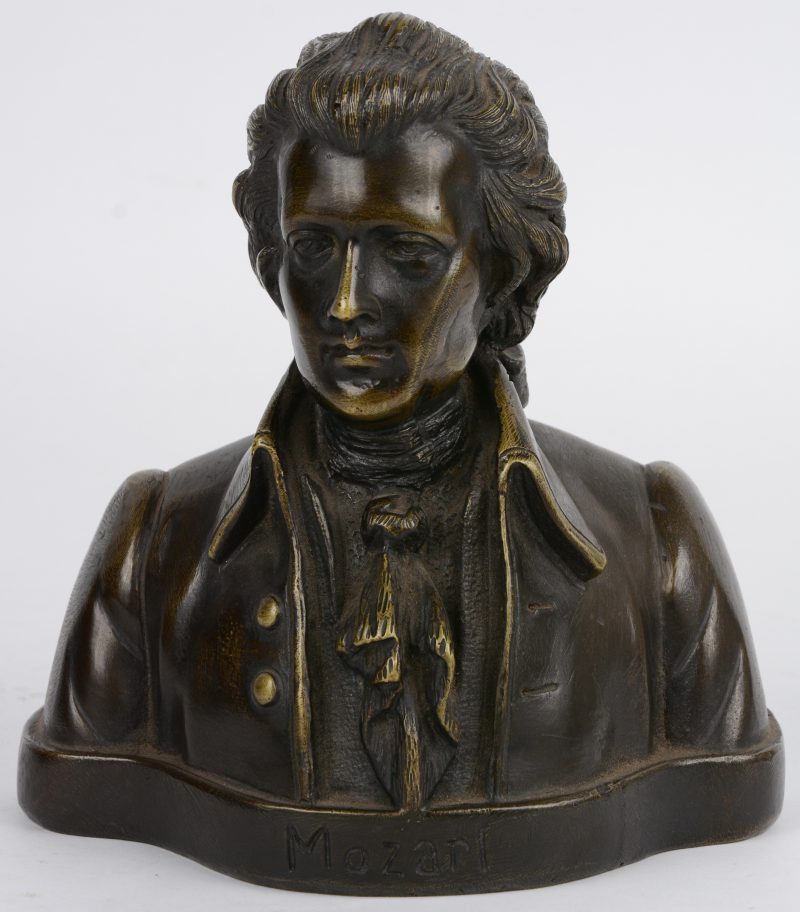 “Mozart”. Een buste van groengepatineerd brons.