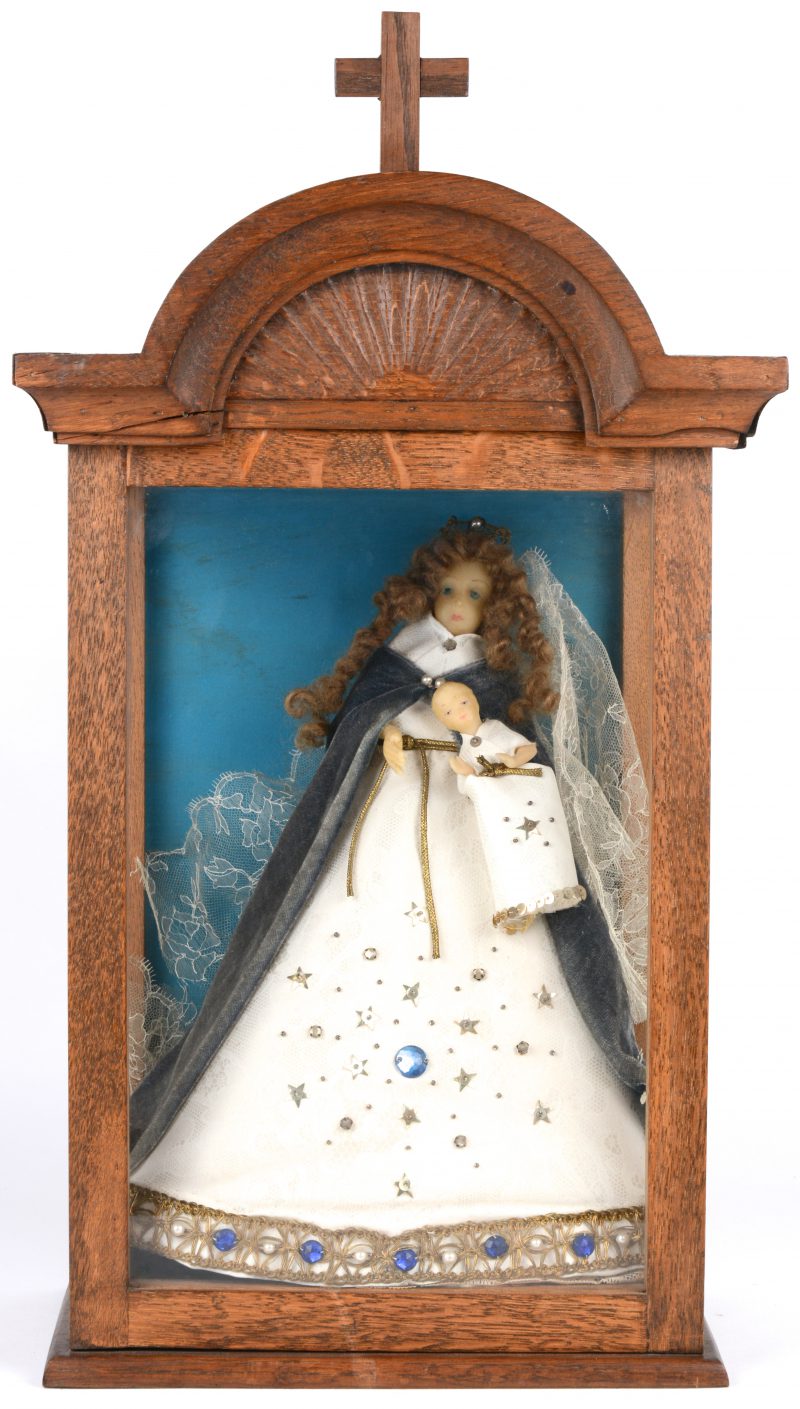 Een Madonna met Kind van was in een houten kast.