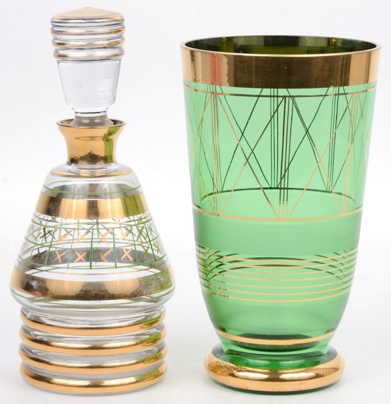 Een lot Booms glas bestaande uit een karaf en groene vaas met vergulde accenten.