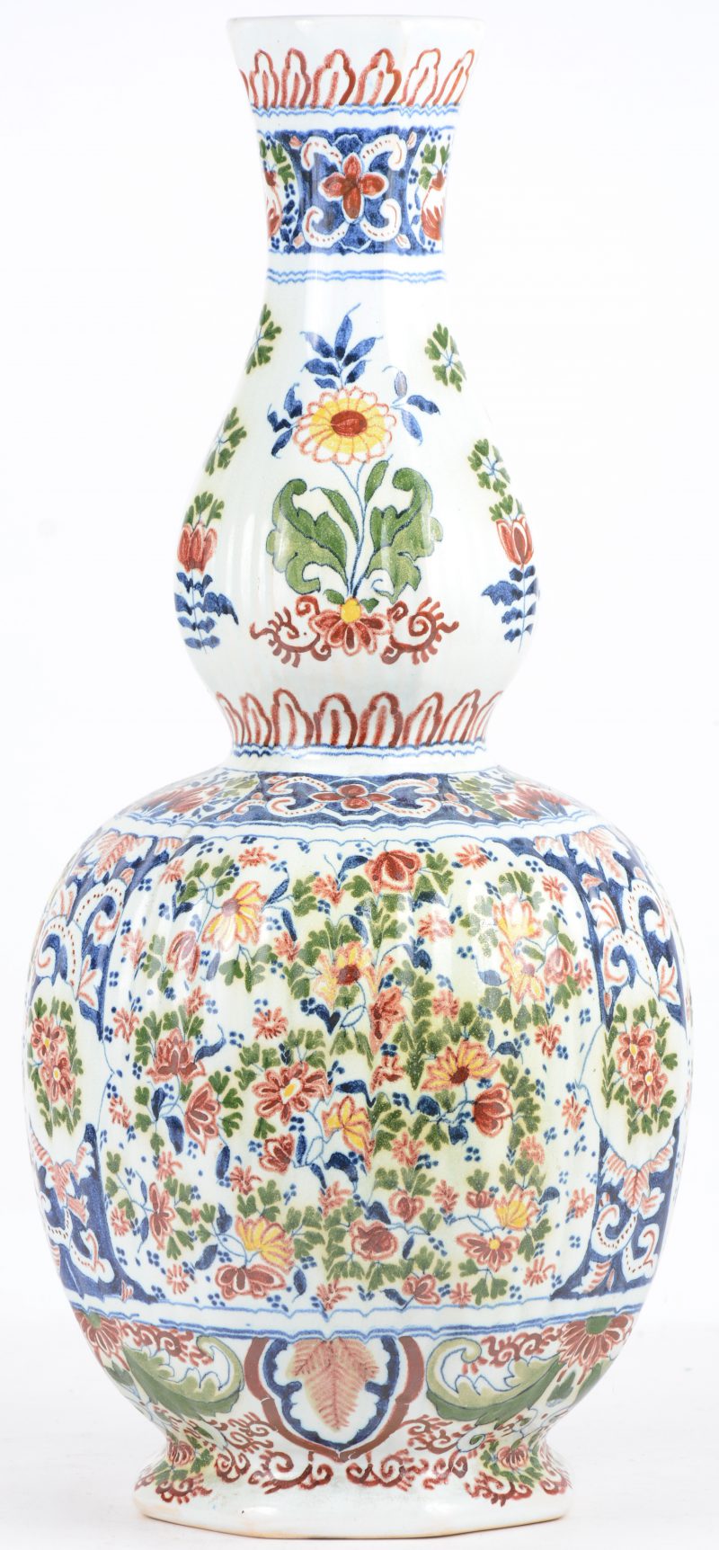 Een kalebasvaas van Delfts aardewerk met een meerkleurig bloemendecor. Onderaan gemerkt.