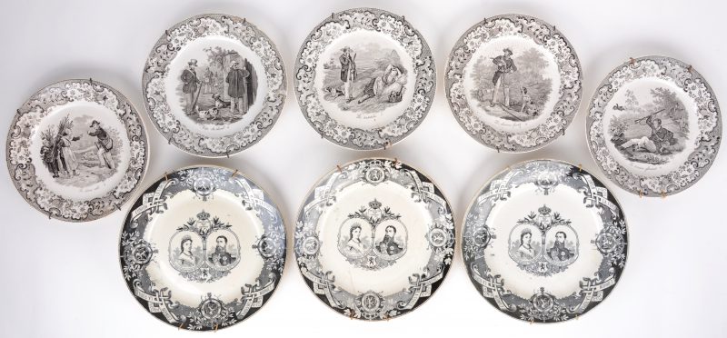 Een lot van acht borden, waarbij vijf met jachtscènes van Boch Luxembourg en drie borden met afbeeldingen van Koning Leopold I en Koningin Marie Henriette.